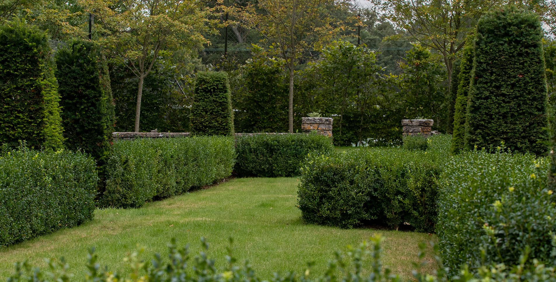 A GRAND ENTRANCE GARDEN - Amanda Patton